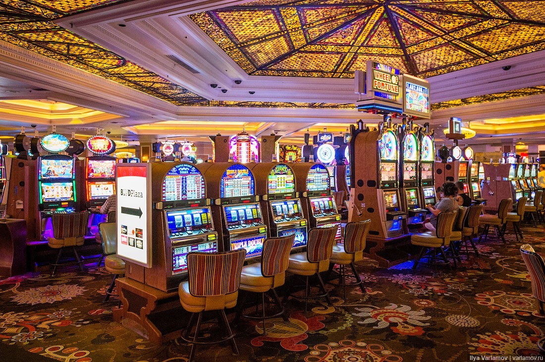 Qubnisfajet restaurant entertainment and casino-inspired lounge